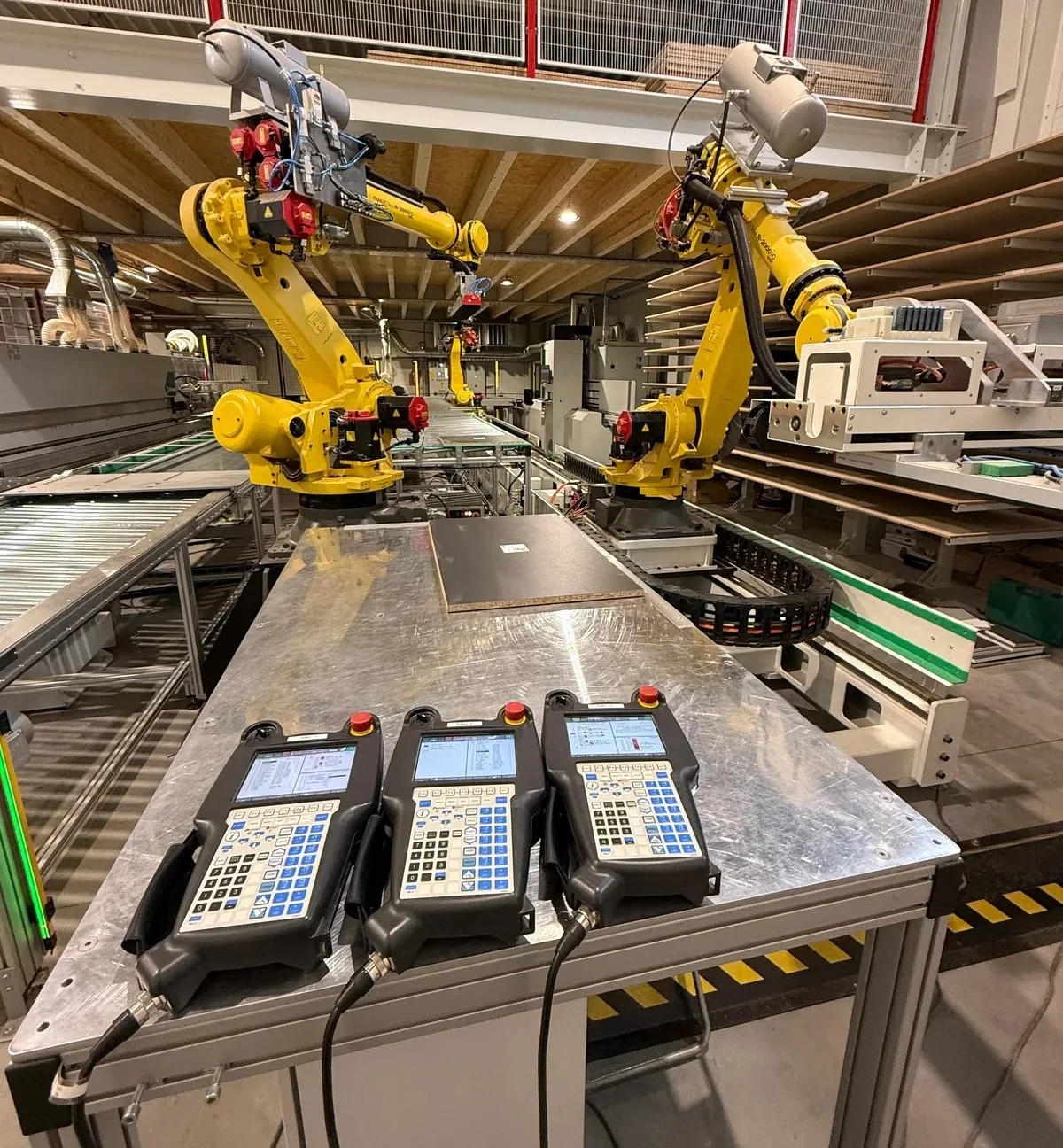 Robotické pracoviště FANUC se třemi ovládacími panely